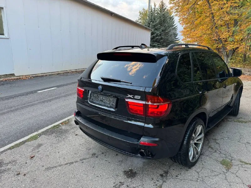 Продается bmw х5 2007 бензин 3.0 цвет : черный салон: черный потолок; коричневая кожа. 4-х зонный климат датчик света, датчик дождя. проекция на лобовое. панорамная крыша. круиз. заменена система мультимедии. изменена система выхлопа. денег на машину не жалел. за авто не стыдно. 1 650 000 +79598199359 - фотография - 3