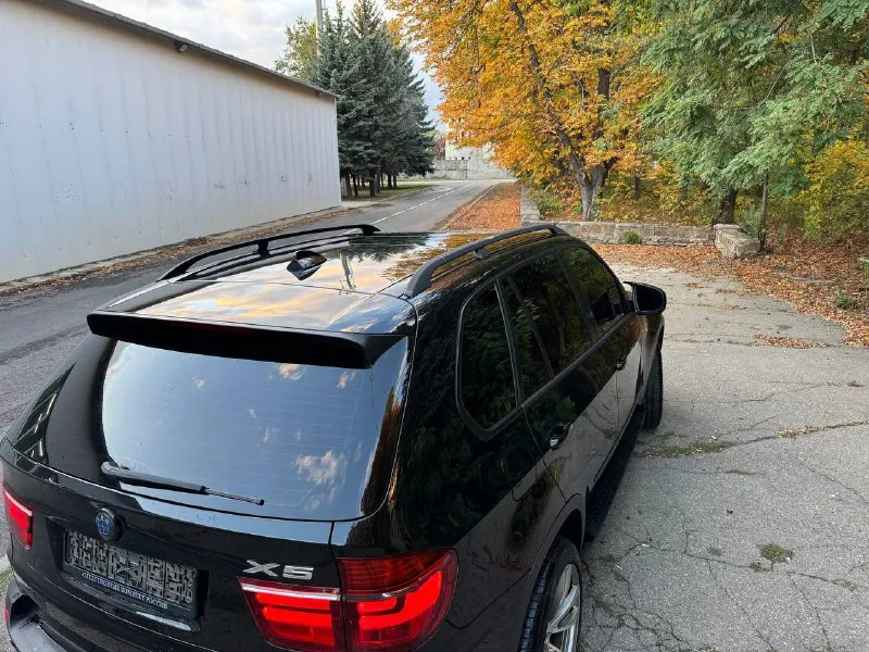 Продается bmw х5 2007 бензин 3.0 цвет : черный салон: черный потолок; коричневая кожа. 4-х зонный климат датчик света, датчик дождя. проекция на лобовое. панорамная крыша. круиз. заменена система мультимедии. изменена система выхлопа. денег на машину не жалел. за авто не стыдно. 1 650 000 +79598199359 - фотография - 4