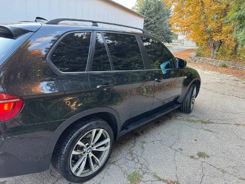 Продается bmw х5 2007 бензин 3.0 цвет : черный салон: черный потолок; коричневая кожа. 4-х зонный климат датчик света, датчик дождя. проекция на лобовое. панорамная крыша. круиз. заменена система мультимедии. изменена система выхлопа. денег на машину не жалел. за авто не стыдно. 1 650 000 +79598199359 - фотография - 5