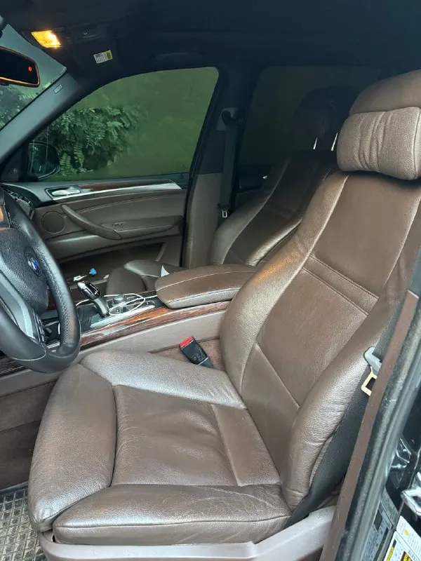 Продается bmw х5 2007 бензин 3.0 цвет : черный салон: черный потолок; коричневая кожа. 4-х зонный климат датчик света, датчик дождя. проекция на лобовое. панорамная крыша. круиз. заменена система мультимедии. изменена система выхлопа. денег на машину не жалел. за авто не стыдно. 1 650 000 +79598199359 - фотография - 6