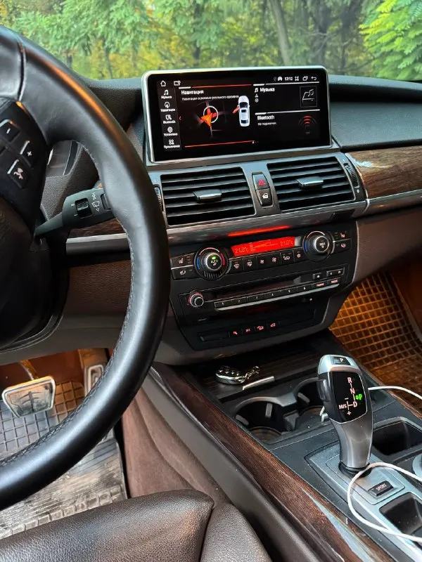 Продается bmw х5 2007 бензин 3.0 цвет : черный салон: черный потолок; коричневая кожа. 4-х зонный климат датчик света, датчик дождя. проекция на лобовое. панорамная крыша. круиз. заменена система мультимедии. изменена система выхлопа. денег на машину не жалел. за авто не стыдно. 1 650 000 +79598199359 - фотография - 7