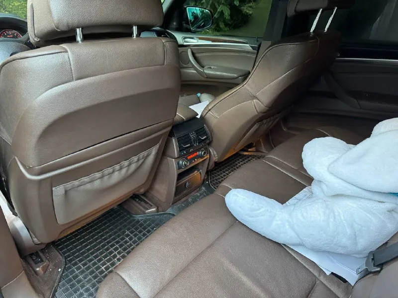 Продается bmw х5 2007 бензин 3.0 цвет : черный салон: черный потолок; коричневая кожа. 4-х зонный климат датчик света, датчик дождя. проекция на лобовое. панорамная крыша. круиз. заменена система мультимедии. изменена система выхлопа. денег на машину не жалел. за авто не стыдно. 1 650 000 +79598199359 - фотография - 8