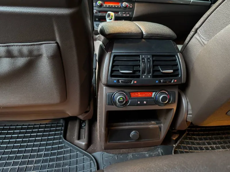 Продается bmw х5 2007 бензин 3.0 цвет : черный салон: черный потолок; коричневая кожа. 4-х зонный климат датчик света, датчик дождя. проекция на лобовое. панорамная крыша. круиз. заменена система мультимедии. изменена система выхлопа. денег на машину не жалел. за авто не стыдно. 1 650 000 +79598199359 - фотография - 9