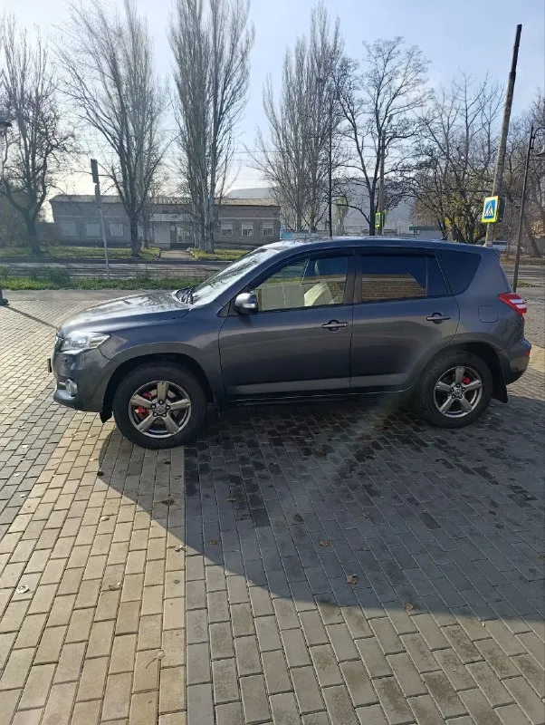 Тойота рав4 2012г. в объём двигателя 2.0л. 148л. с. коробка передач вариатор (не пинает) комплектация "комфорт" есть всё. полный привод, блокировка межосевого дифференциала, круиз контроль, двухзонный климат контроль, датчик дождя, мультируль. автомобиль для семьи лучше не найдете. цена 1млн.450тыс. руб. тел. +7949-519-03-15 - фотография - 10