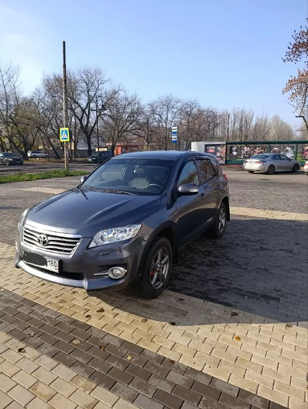 Тойота рав4 2012г. в объём двигателя 2.0л. 148л. с. коробка передач вариатор (не пинает) комплектация "комфорт" есть всё. полный привод, блокировка межосевого дифференциала, круиз контроль, двухзонный климат контроль, датчик дождя, мультируль. автомобиль для семьи лучше не найдете. цена 1млн.450тыс. руб. тел. +7949-519-03-15 - фотография - 2