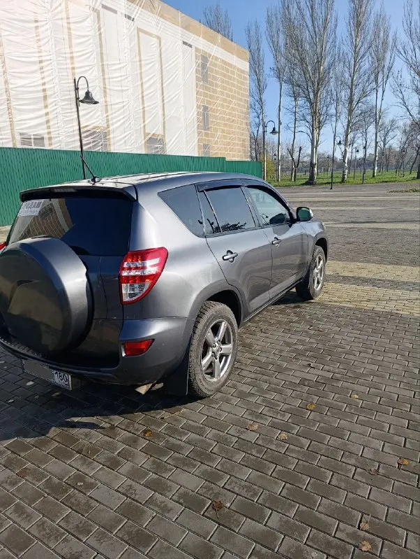 Тойота рав4 2012г. в объём двигателя 2.0л. 148л. с. коробка передач вариатор (не пинает) комплектация "комфорт" есть всё. полный привод, блокировка межосевого дифференциала, круиз контроль, двухзонный климат контроль, датчик дождя, мультируль. автомобиль для семьи лучше не найдете. цена 1млн.450тыс. руб. тел. +7949-519-03-15 - фотография - 3