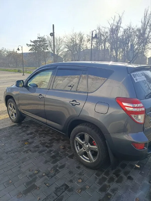 Тойота рав4 2012г. в объём двигателя 2.0л. 148л. с. коробка передач вариатор (не пинает) комплектация "комфорт" есть всё. полный привод, блокировка межосевого дифференциала, круиз контроль, двухзонный климат контроль, датчик дождя, мультируль. автомобиль для семьи лучше не найдете. цена 1млн.450тыс. руб. тел. +7949-519-03-15 - фотография - 4