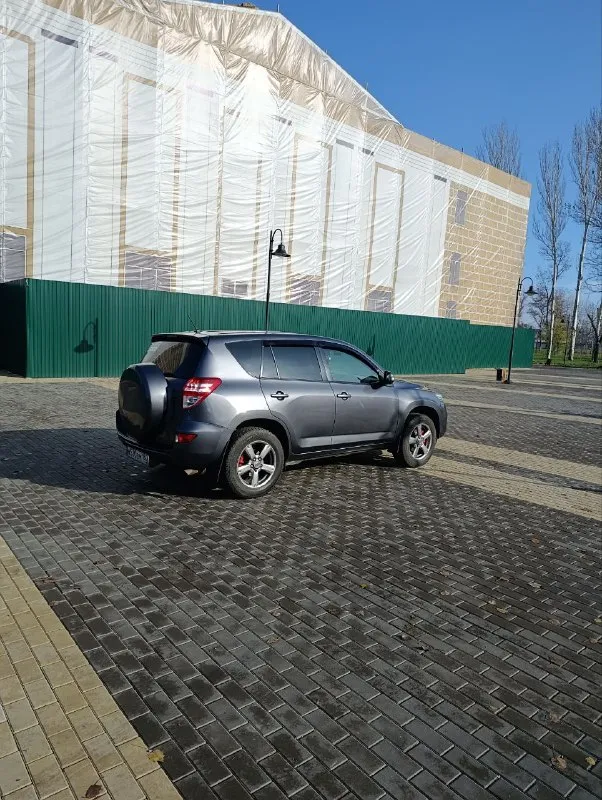 Тойота рав4 2012г. в объём двигателя 2.0л. 148л. с. коробка передач вариатор (не пинает) комплектация "комфорт" есть всё. полный привод, блокировка межосевого дифференциала, круиз контроль, двухзонный климат контроль, датчик дождя, мультируль. автомобиль для семьи лучше не найдете. цена 1млн.450тыс. руб. тел. +7949-519-03-15 - фотография - 5