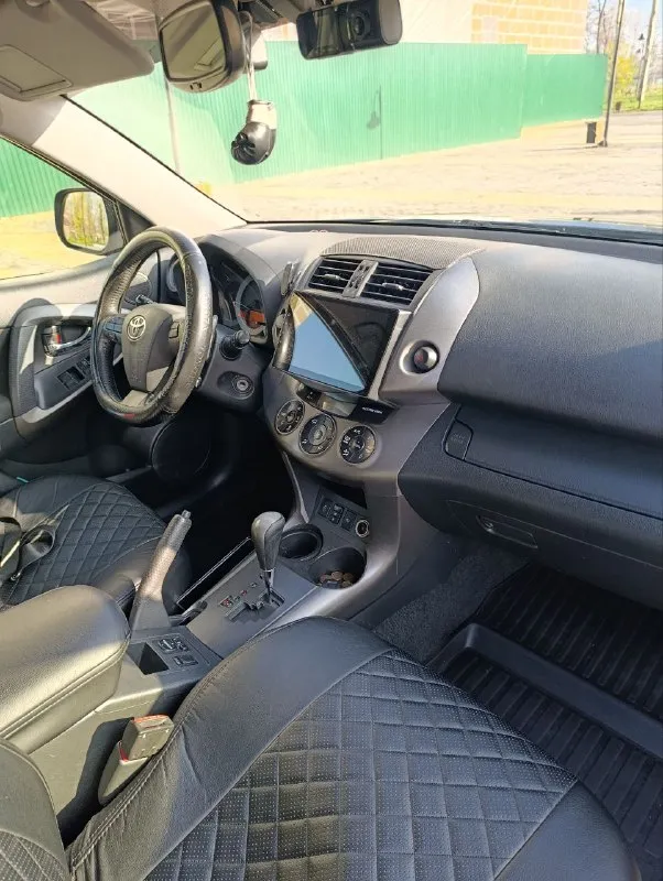 Тойота рав4 2012г. в объём двигателя 2.0л. 148л. с. коробка передач вариатор (не пинает) комплектация "комфорт" есть всё. полный привод, блокировка межосевого дифференциала, круиз контроль, двухзонный климат контроль, датчик дождя, мультируль. автомобиль для семьи лучше не найдете. цена 1млн.450тыс. руб. тел. +7949-519-03-15 - фотография - 7