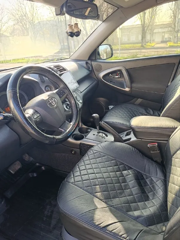 Тойота рав4 2012г. в объём двигателя 2.0л. 148л. с. коробка передач вариатор (не пинает) комплектация "комфорт" есть всё. полный привод, блокировка межосевого дифференциала, круиз контроль, двухзонный климат контроль, датчик дождя, мультируль. автомобиль для семьи лучше не найдете. цена 1млн.450тыс. руб. тел. +7949-519-03-15 - фотография - 9