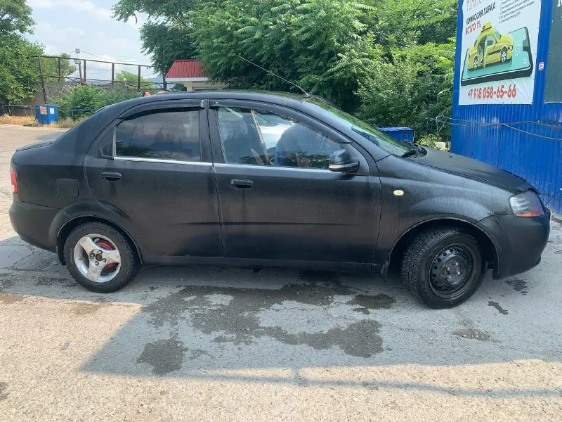В продаже aveo t200 chevrolet, продаю собственную машину, не перекуп, владею 12 лет, машина в хорошем техническом и внешнем виде, грм менялся 10т. назад, салон в хорошем состоянии, стоят чехлы на сиденьях, сами сиденья, не затертые, максимум просят хим чистки, если снять чехлы, магнитола пролоджи, стоит самый простенький усилитель, для звучания овалов, саб под сиденьем и 13 колонки в дверных картах, по двигателю вопросов нет, доливка в районе грамм 200 от замены до замены, по коробке вопросов нет, сцепление свежее как и масло в ней. подушки на месте, ошибок, чека, ничего такого нет. ходовая часть освежалась недавно, стуков нет. машина в семье долго, если будут вопросы звоните, все расскажу, покажу. 350т. р. торг номер для связи +79493157872 сергей 📞 звоните: +7(949)3157872 - фотография - 2