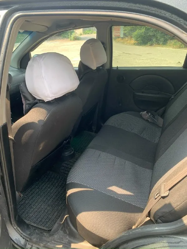 В продаже aveo t200 chevrolet, продаю собственную машину, не перекуп, владею 12 лет, машина в хорошем техническом и внешнем виде, грм менялся 10т. назад, салон в хорошем состоянии, стоят чехлы на сиденьях, сами сиденья, не затертые, максимум просят хим чистки, если снять чехлы, магнитола пролоджи, стоит самый простенький усилитель, для звучания овалов, саб под сиденьем и 13 колонки в дверных картах, по двигателю вопросов нет, доливка в районе грамм 200 от замены до замены, по коробке вопросов нет, сцепление свежее как и масло в ней. подушки на месте, ошибок, чека, ничего такого нет. ходовая часть освежалась недавно, стуков нет. машина в семье долго, если будут вопросы звоните, все расскажу, покажу. 350т. р. торг номер для связи +79493157872 сергей 📞 звоните: +7(949)3157872 - фотография - 4