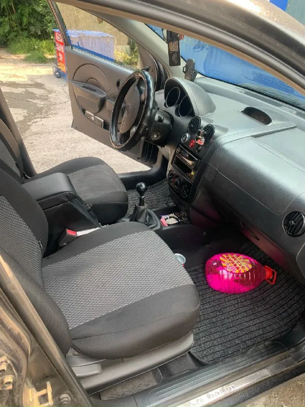 В продаже aveo t200 chevrolet, продаю собственную машину, не перекуп, владею 12 лет, машина в хорошем техническом и внешнем виде, грм менялся 10т. назад, салон в хорошем состоянии, стоят чехлы на сиденьях, сами сиденья, не затертые, максимум просят хим чистки, если снять чехлы, магнитола пролоджи, стоит самый простенький усилитель, для звучания овалов, саб под сиденьем и 13 колонки в дверных картах, по двигателю вопросов нет, доливка в районе грамм 200 от замены до замены, по коробке вопросов нет, сцепление свежее как и масло в ней. подушки на месте, ошибок, чека, ничего такого нет. ходовая часть освежалась недавно, стуков нет. машина в семье долго, если будут вопросы звоните, все расскажу, покажу. 350т. р. торг номер для связи +79493157872 сергей 📞 звоните: +7(949)3157872 - фотография - 6