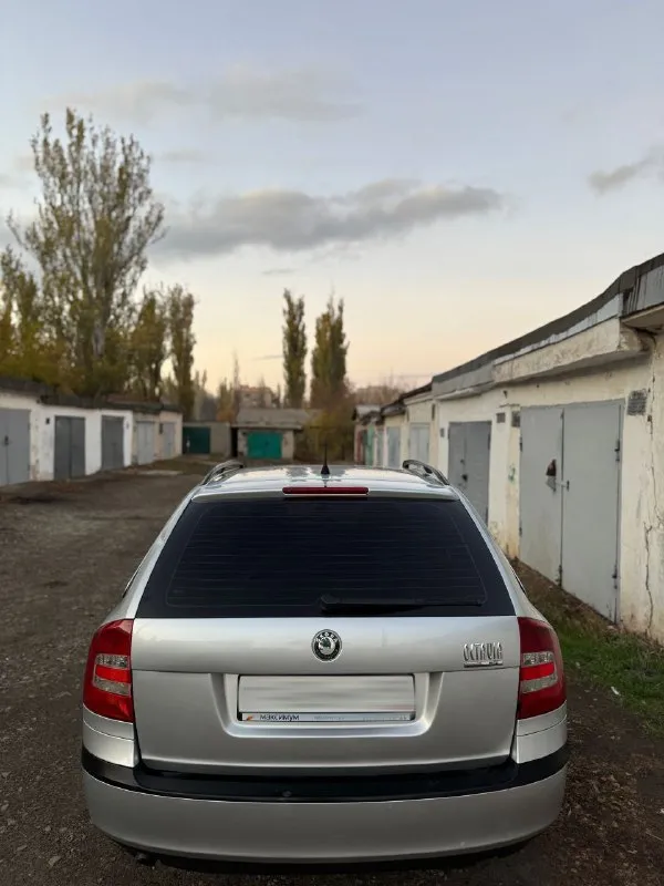 В продаже skoda octavia a5 2008 год. 1.6 (бензин) мкпп. 241.000 пробега. сборка - чехия. по факту - 2 владельца. в последних руках - 7 лет. автомобиль в хорошем состоянии для своих лет, мотор работает без замечаний, масло не ест, не дымит, не троит ✅ коробка работает в штатном режиме. все скорости переключает мгновенно и мягко ✅ кондиционер холодит, печка греет, работают идеально. есть электростеклоподъёмники, подогрев передних сидений. ходовая часть в хорошем состоянии. по машине, сел - поехал ✅ очень вместительный багажник. по кузову, авто для своих лет в хорошем состоянии. готов к любым вашим проверкам. любое переоформление. цена : 675.000 рублей. звонить по номеру +79496072294 - фотография - 2