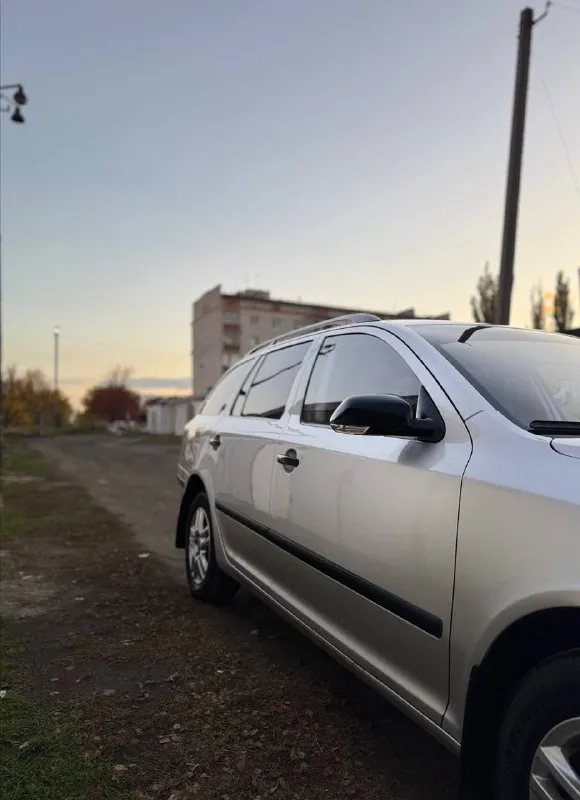 В продаже skoda octavia a5 2008 год. 1.6 (бензин) мкпп. 241.000 пробега. сборка - чехия. по факту - 2 владельца. в последних руках - 7 лет. автомобиль в хорошем состоянии для своих лет, мотор работает без замечаний, масло не ест, не дымит, не троит ✅ коробка работает в штатном режиме. все скорости переключает мгновенно и мягко ✅ кондиционер холодит, печка греет, работают идеально. есть электростеклоподъёмники, подогрев передних сидений. ходовая часть в хорошем состоянии. по машине, сел - поехал ✅ очень вместительный багажник. по кузову, авто для своих лет в хорошем состоянии. готов к любым вашим проверкам. любое переоформление. цена : 675.000 рублей. звонить по номеру +79496072294 - фотография - 3