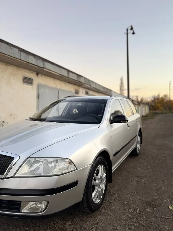 В продаже skoda octavia a5 2008 год. 1.6 (бензин) мкпп. 241.000 пробега. сборка - чехия. по факту - 2 владельца. в последних руках - 7 лет. автомобиль в хорошем состоянии для своих лет, мотор работает без замечаний, масло не ест, не дымит, не троит ✅ коробка работает в штатном режиме. все скорости переключает мгновенно и мягко ✅ кондиционер холодит, печка греет, работают идеально. есть электростеклоподъёмники, подогрев передних сидений. ходовая часть в хорошем состоянии. по машине, сел - поехал ✅ очень вместительный багажник. по кузову, авто для своих лет в хорошем состоянии. готов к любым вашим проверкам. любое переоформление. цена : 675.000 рублей. звонить по номеру +79496072294 - фотография - 4