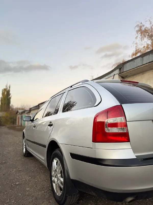 В продаже skoda octavia a5 2008 год. 1.6 (бензин) мкпп. 241.000 пробега. сборка - чехия. по факту - 2 владельца. в последних руках - 7 лет. автомобиль в хорошем состоянии для своих лет, мотор работает без замечаний, масло не ест, не дымит, не троит ✅ коробка работает в штатном режиме. все скорости переключает мгновенно и мягко ✅ кондиционер холодит, печка греет, работают идеально. есть электростеклоподъёмники, подогрев передних сидений. ходовая часть в хорошем состоянии. по машине, сел - поехал ✅ очень вместительный багажник. по кузову, авто для своих лет в хорошем состоянии. готов к любым вашим проверкам. любое переоформление. цена : 675.000 рублей. звонить по номеру +79496072294 - фотография - 5
