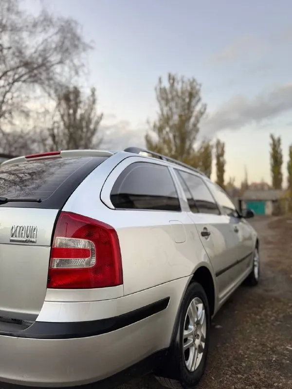 В продаже skoda octavia a5 2008 год. 1.6 (бензин) мкпп. 241.000 пробега. сборка - чехия. по факту - 2 владельца. в последних руках - 7 лет. автомобиль в хорошем состоянии для своих лет, мотор работает без замечаний, масло не ест, не дымит, не троит ✅ коробка работает в штатном режиме. все скорости переключает мгновенно и мягко ✅ кондиционер холодит, печка греет, работают идеально. есть электростеклоподъёмники, подогрев передних сидений. ходовая часть в хорошем состоянии. по машине, сел - поехал ✅ очень вместительный багажник. по кузову, авто для своих лет в хорошем состоянии. готов к любым вашим проверкам. любое переоформление. цена : 675.000 рублей. звонить по номеру +79496072294 - фотография - 6