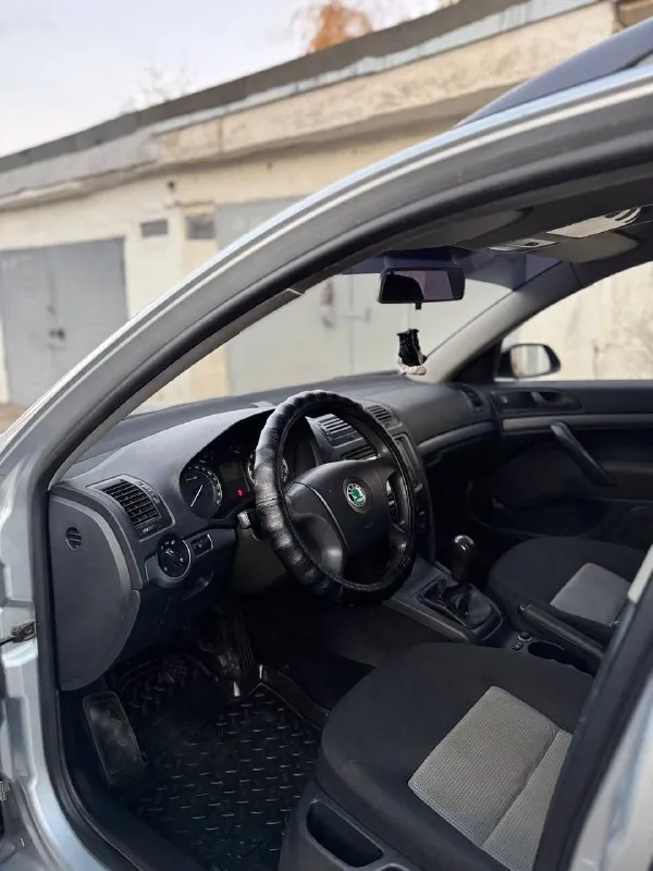 В продаже skoda octavia a5 2008 год. 1.6 (бензин) мкпп. 241.000 пробега. сборка - чехия. по факту - 2 владельца. в последних руках - 7 лет. автомобиль в хорошем состоянии для своих лет, мотор работает без замечаний, масло не ест, не дымит, не троит ✅ коробка работает в штатном режиме. все скорости переключает мгновенно и мягко ✅ кондиционер холодит, печка греет, работают идеально. есть электростеклоподъёмники, подогрев передних сидений. ходовая часть в хорошем состоянии. по машине, сел - поехал ✅ очень вместительный багажник. по кузову, авто для своих лет в хорошем состоянии. готов к любым вашим проверкам. любое переоформление. цена : 675.000 рублей. звонить по номеру +79496072294 - фотография - 7