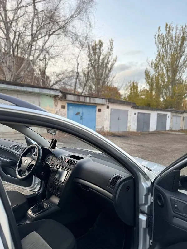 В продаже skoda octavia a5 2008 год. 1.6 (бензин) мкпп. 241.000 пробега. сборка - чехия. по факту - 2 владельца. в последних руках - 7 лет. автомобиль в хорошем состоянии для своих лет, мотор работает без замечаний, масло не ест, не дымит, не троит ✅ коробка работает в штатном режиме. все скорости переключает мгновенно и мягко ✅ кондиционер холодит, печка греет, работают идеально. есть электростеклоподъёмники, подогрев передних сидений. ходовая часть в хорошем состоянии. по машине, сел - поехал ✅ очень вместительный багажник. по кузову, авто для своих лет в хорошем состоянии. готов к любым вашим проверкам. любое переоформление. цена : 675.000 рублей. звонить по номеру +79496072294 - фотография - 8