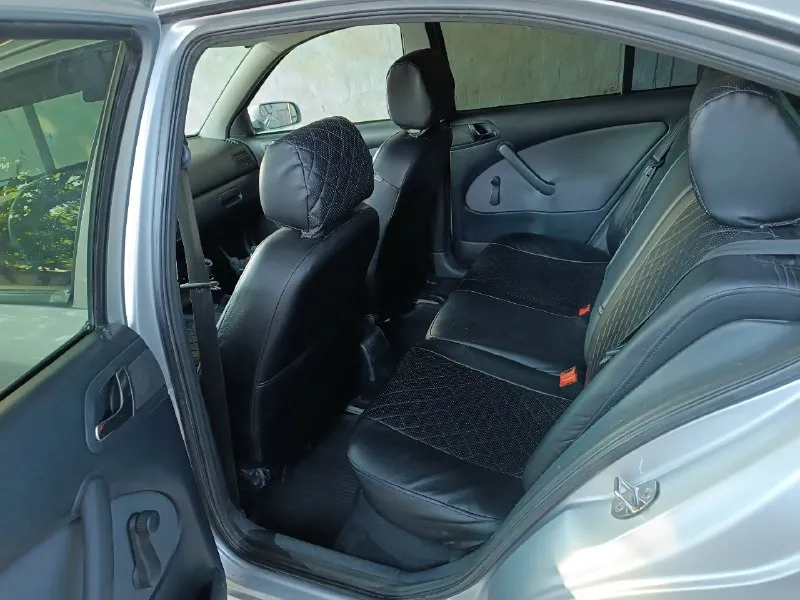 Продам skoda тур 2008г двигатель 1,6 пробeг pодной 350 000 все стекла и железо оригинальные. аккумулятор новый, на гарантии. стоики амортизаторов все новые. новый блок термостата с термостатом и датчиками, новый антифриз. салон без потертостей, за исключением некоторых пластиковых деталей. ходовая в порядке. кондиционер заправлял летом, работает прекрасно. в двигатель никто не лазил, все заводское. сигнализация с автозапуском цена 555 000 торг. снежное +79493260713 📞 звоните: +7(949)3260713 - фотография - 4