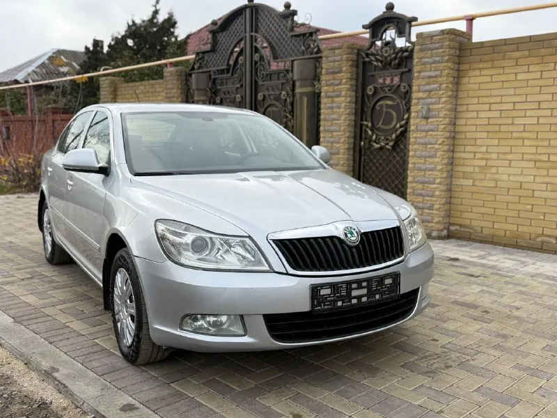 Продаю автомобиль в хорошем состоянии один собственник без дтп 1000% кузов весь ровной салон также в... - фотография