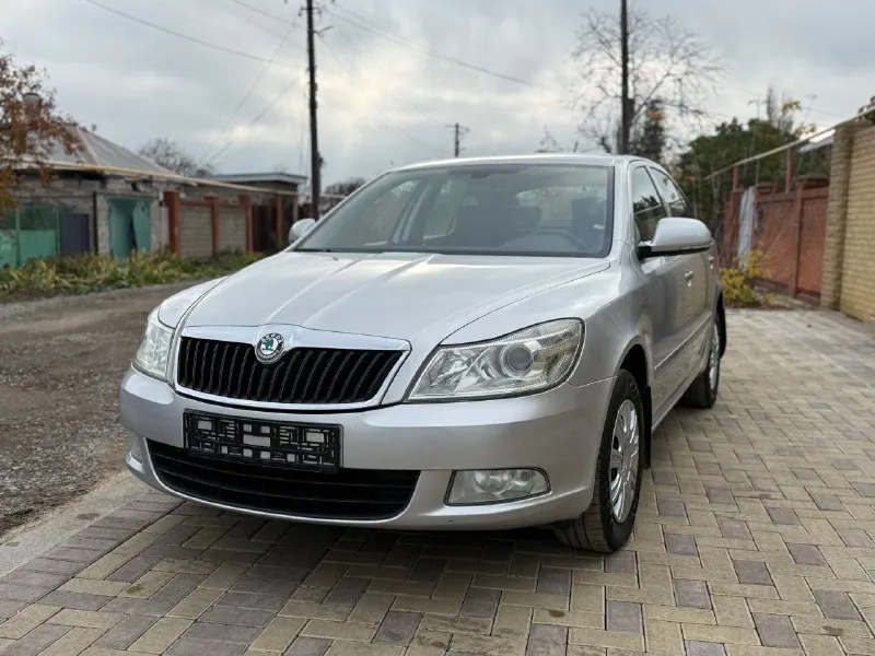 Продаю автомобиль в хорошем состоянии один собственник без дтп 1000% кузов весь ровной салон также в отличном состоянии в пред максимальной комплектации остальные вопросы по телефону марка шкода октавия мотор 1.6 коробка механика год выпуска 2012 пробег 200 тысяч км цена 950 тысяч рублей торг тел +79497257498 - фотография - 2