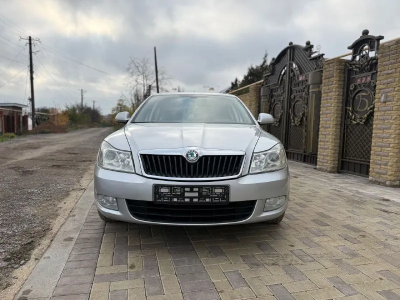 Продаю автомобиль в хорошем состоянии один собственник без дтп 1000% кузов весь ровной салон также в отличном состоянии в пред максимальной комплектации остальные вопросы по телефону марка шкода октавия мотор 1.6 коробка механика год выпуска 2012 пробег 200 тысяч км цена 950 тысяч рублей торг тел +79497257498 - фотография - 3