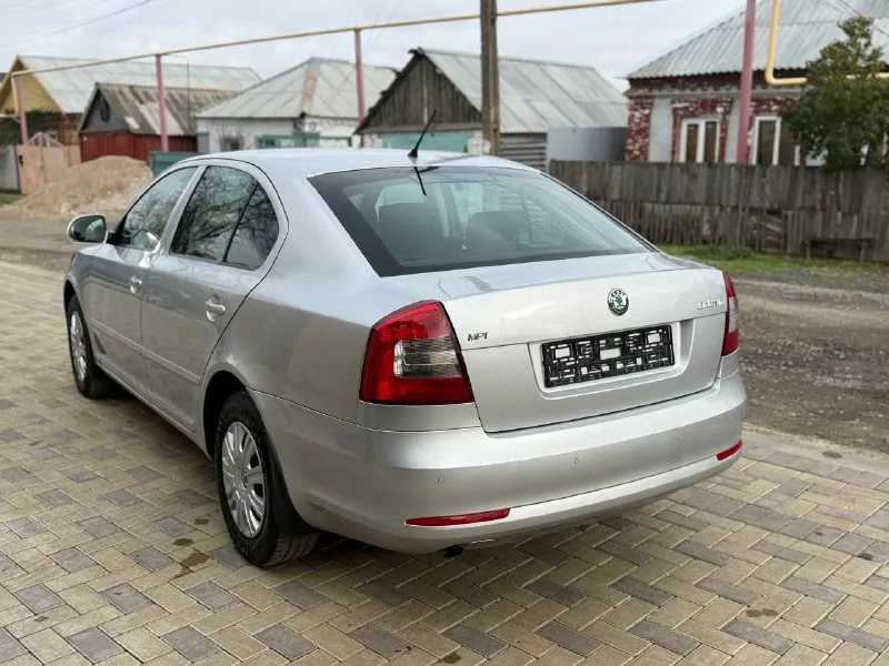 Продаю автомобиль в хорошем состоянии один собственник без дтп 1000% кузов весь ровной салон также в отличном состоянии в пред максимальной комплектации остальные вопросы по телефону марка шкода октавия мотор 1.6 коробка механика год выпуска 2012 пробег 200 тысяч км цена 950 тысяч рублей торг тел +79497257498 - фотография - 4