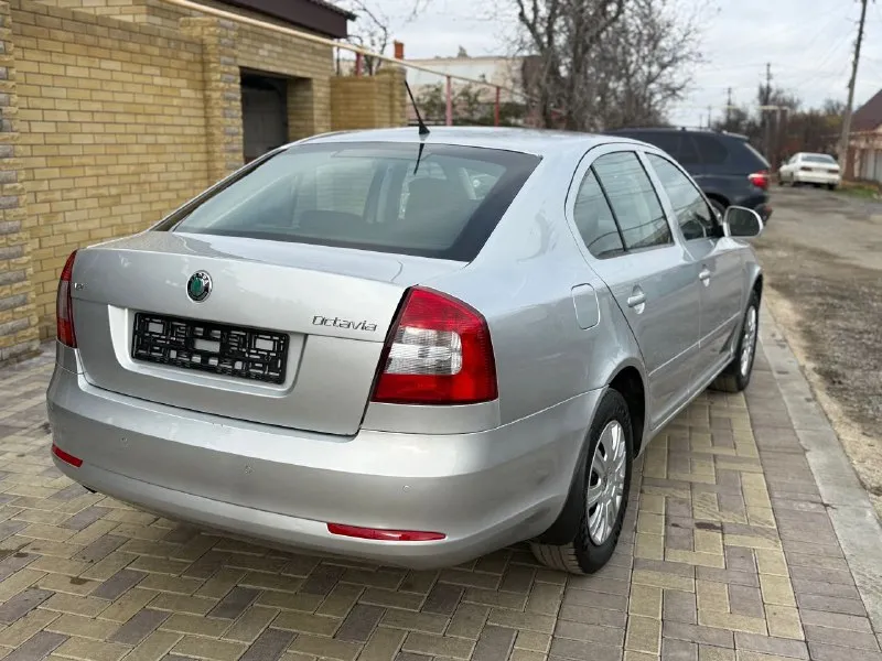 Продаю автомобиль в хорошем состоянии один собственник без дтп 1000% кузов весь ровной салон также в отличном состоянии в пред максимальной комплектации остальные вопросы по телефону марка шкода октавия мотор 1.6 коробка механика год выпуска 2012 пробег 200 тысяч км цена 950 тысяч рублей торг тел +79497257498 - фотография - 5