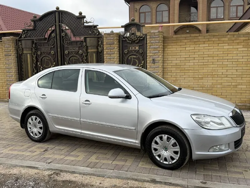 Продаю автомобиль в хорошем состоянии один собственник без дтп 1000% кузов весь ровной салон также в отличном состоянии в пред максимальной комплектации остальные вопросы по телефону марка шкода октавия мотор 1.6 коробка механика год выпуска 2012 пробег 200 тысяч км цена 950 тысяч рублей торг тел +79497257498 - фотография - 6