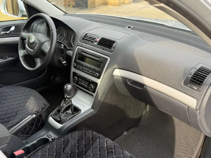 Продаю автомобиль в хорошем состоянии один собственник без дтп 1000% кузов весь ровной салон также в отличном состоянии в пред максимальной комплектации остальные вопросы по телефону марка шкода октавия мотор 1.6 коробка механика год выпуска 2012 пробег 200 тысяч км цена 950 тысяч рублей торг тел +79497257498 - фотография - 7