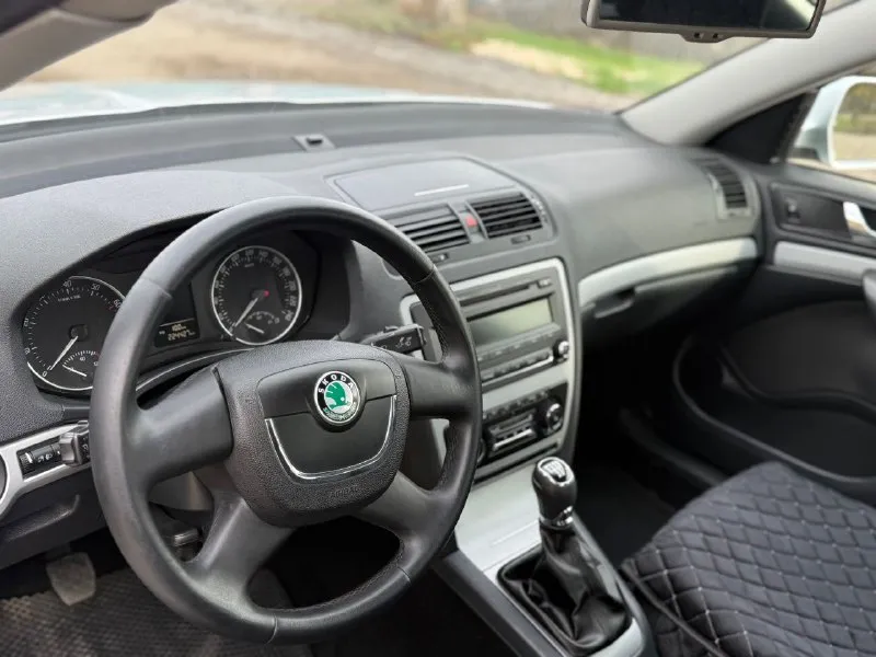 Продаю автомобиль в хорошем состоянии один собственник без дтп 1000% кузов весь ровной салон также в отличном состоянии в пред максимальной комплектации остальные вопросы по телефону марка шкода октавия мотор 1.6 коробка механика год выпуска 2012 пробег 200 тысяч км цена 950 тысяч рублей торг тел +79497257498 - фотография - 8