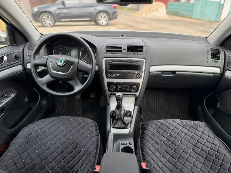 Продаю автомобиль в хорошем состоянии один собственник без дтп 1000% кузов весь ровной салон также в отличном состоянии в пред максимальной комплектации остальные вопросы по телефону марка шкода октавия мотор 1.6 коробка механика год выпуска 2012 пробег 200 тысяч км цена 950 тысяч рублей торг тел +79497257498 - фотография - 9