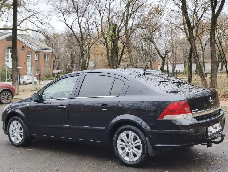 Предлагается к продаже автомобиль opel astra h в кузове седан. цвет — чёрный металлик, в оригинальном окрасе. год выпуска — 2011. под капотом — бензиновый двигатель объёмом 1,8 литра 140 лс, коробка передач — механическая 5 скоростная, пробег — 194 000,подтверждённый, оригинальный. отчёт«автотеки»—«зелёный». ‎авто не требует абсолютно не каких вложений!есть вся история обслуживания авто, при встрече все покажу и расскажу. ‎переоформление без проблем юридически чист. все vin коды кузова и серия и номер мотора читаются ! ‎я владелец авто оформлено на меня комплектация достаточно богатая: комбинированный салон с кожаными элементами, датчик света, датчик дождя, климат-контроль, круиз-контроль. есть подогрев зеркал и заднего стекла, зеркала с электрорегулировкой, ‎подогрев передних сидений, работает абсолютно всё. ‎оригинальные диски r16 резина зима и лето в отличном состоянии!‎авто в отлично сохранившемся состояние близкое к идеалу для своих лет! ‎цена 735.000 торг ‎осмотр донецк. ‎+79490454766 ‎+79498069344 - фотография - 4