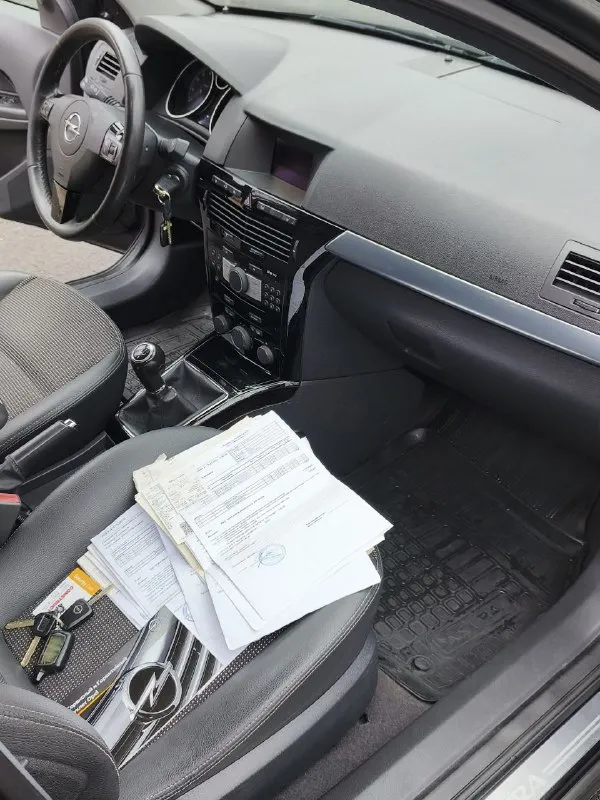 Предлагается к продаже автомобиль opel astra h в кузове седан. цвет — чёрный металлик, в оригинальном окрасе. год выпуска — 2011. под капотом — бензиновый двигатель объёмом 1,8 литра 140 лс, коробка передач — механическая 5 скоростная, пробег — 194 000,подтверждённый, оригинальный. отчёт«автотеки»—«зелёный». ‎авто не требует абсолютно не каких вложений!есть вся история обслуживания авто, при встрече все покажу и расскажу. ‎переоформление без проблем юридически чист. все vin коды кузова и серия и номер мотора читаются ! ‎я владелец авто оформлено на меня комплектация достаточно богатая: комбинированный салон с кожаными элементами, датчик света, датчик дождя, климат-контроль, круиз-контроль. есть подогрев зеркал и заднего стекла, зеркала с электрорегулировкой, ‎подогрев передних сидений, работает абсолютно всё. ‎оригинальные диски r16 резина зима и лето в отличном состоянии!‎авто в отлично сохранившемся состояние близкое к идеалу для своих лет! ‎цена 735.000 торг ‎осмотр донецк. ‎+79490454766 ‎+79498069344 - фотография - 9