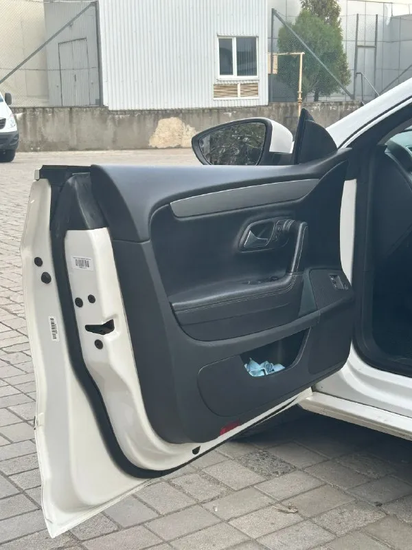 Всем привет продам оптикаемый volkswagen passat-cc 2010 года в нормальном состоянии, мотор 2.0турбо едет очень хорошо не дымит не троит работает ровно, коробка dsg мокрая масло поменяно с фильтром, листает на отлично, салон в идеальном состоянии, по электрике все работает, датчик дождя датчик света, круиз контроль, подогревы сидений, карплей все работает, стоит зимняя резина по документам кристально чистая, вид машины очень привлекательный эти двери с безрамочными стеклами, когда выходишь из машины такое ощущение что ты на каком то спортивном коне, есть жизненные сколы моменты по кузову, есть вмятина не большая на двери убирается без проблем, я реалист и цену ставлю реальную считай самую первую на такой мотор и год 800т. р хороший торг, находится город донецк. тел +79495627650 📞 звоните: +7(949)5627650 - фотография - 5