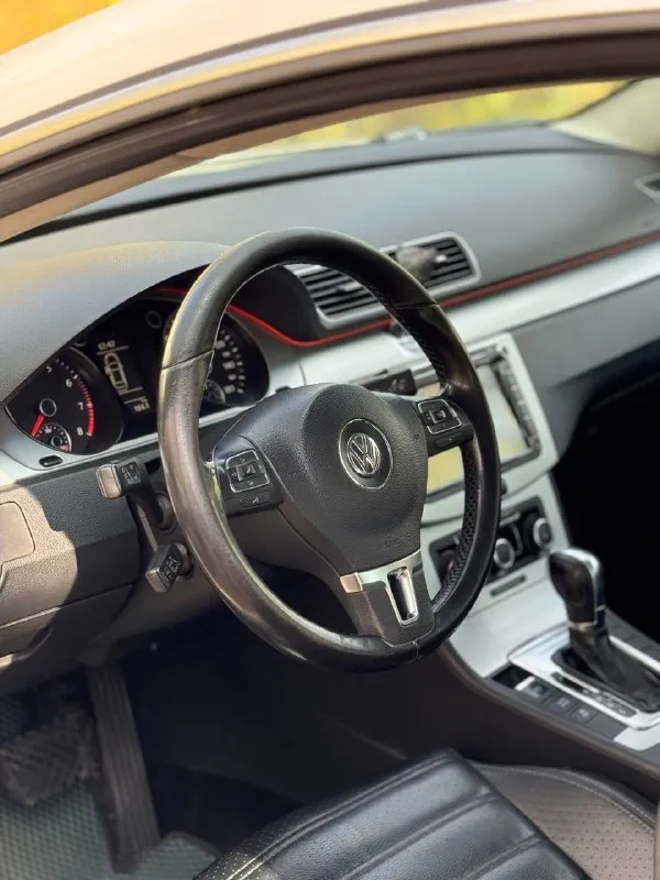 Всем привет продам оптикаемый volkswagen passat-cc 2010 года в нормальном состоянии, мотор 2.0турбо едет очень хорошо не дымит не троит работает ровно, коробка dsg мокрая масло поменяно с фильтром, листает на отлично, салон в идеальном состоянии, по электрике все работает, датчик дождя датчик света, круиз контроль, подогревы сидений, карплей все работает, стоит зимняя резина по документам кристально чистая, вид машины очень привлекательный эти двери с безрамочными стеклами, когда выходишь из машины такое ощущение что ты на каком то спортивном коне, есть жизненные сколы моменты по кузову, есть вмятина не большая на двери убирается без проблем, я реалист и цену ставлю реальную считай самую первую на такой мотор и год 800т. р хороший торг, находится город донецк. тел +79495627650 📞 звоните: +7(949)5627650 - фотография - 7