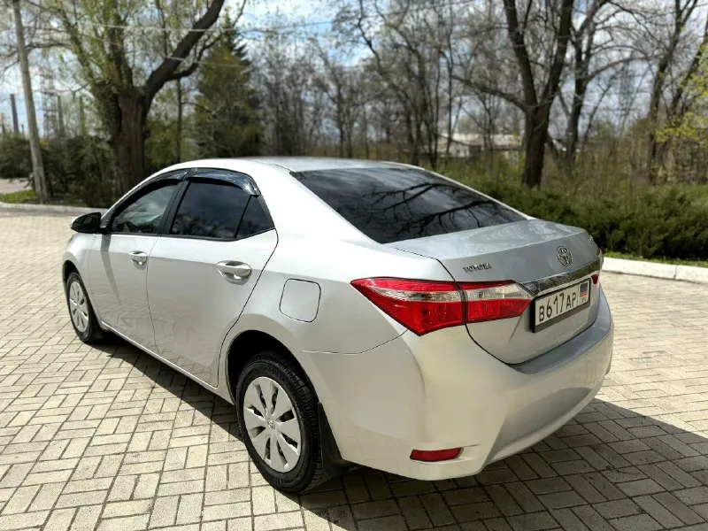 Срочно. toyota corolla xl 2013 г. в, единственный владелец с автосалона, продавать и показывать буду лично. покупалась по месту, есть все чеки, квитанции и сервисные книжки ещё тех времен. записан 29 ноября на оформление, будет на 180 регионе, если клиент найдётся ранее - поставлю сразу же на вас. двигатель - 1,3 л, бензин, мкпп. родной пробег - 255 тыс км. есть два комплекта хорошей резины, литые диски, вторые коврики и прочие. цена, 1.1 млн руб (с хорошим торгом) продажа по причине покупки нового кроссовера, губы не марафетил, всё как есть. находится в г макеевка, тел +79493318532, на номере есть «telegram», или же второй +79493318534 📞 звоните: +7(949)3318532 - фотография - 2