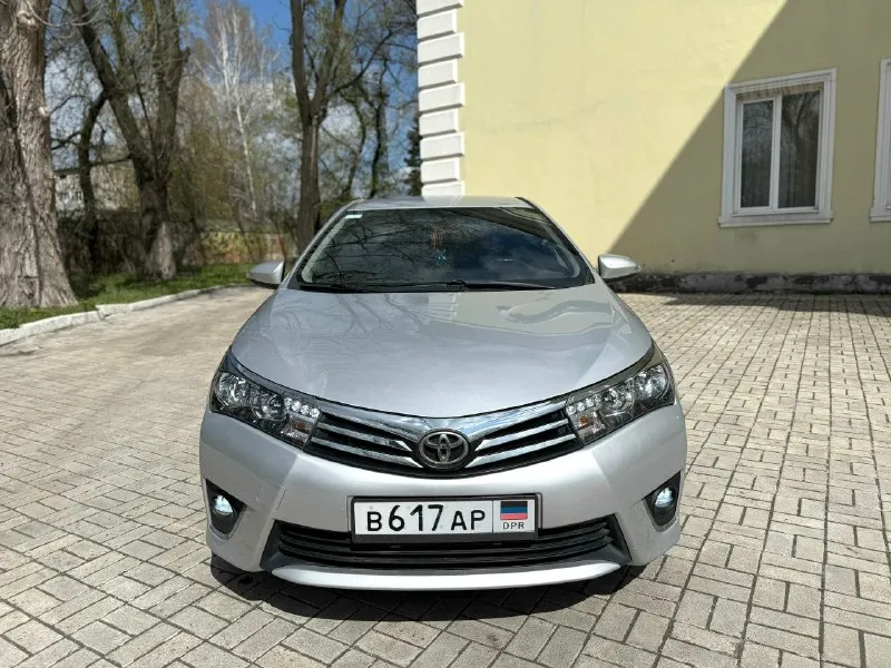 Срочно. toyota corolla xl 2013 г. в, единственный владелец с автосалона, продавать и показывать буду лично. покупалась по месту, есть все чеки, квитанции и сервисные книжки ещё тех времен. записан 29 ноября на оформление, будет на 180 регионе, если клиент найдётся ранее - поставлю сразу же на вас. двигатель - 1,3 л, бензин, мкпп. родной пробег - 255 тыс км. есть два комплекта хорошей резины, литые диски, вторые коврики и прочие. цена, 1.1 млн руб (с хорошим торгом) продажа по причине покупки нового кроссовера, губы не марафетил, всё как есть. находится в г макеевка, тел +79493318532, на номере есть «telegram», или же второй +79493318534 📞 звоните: +7(949)3318532 - фотография - 3
