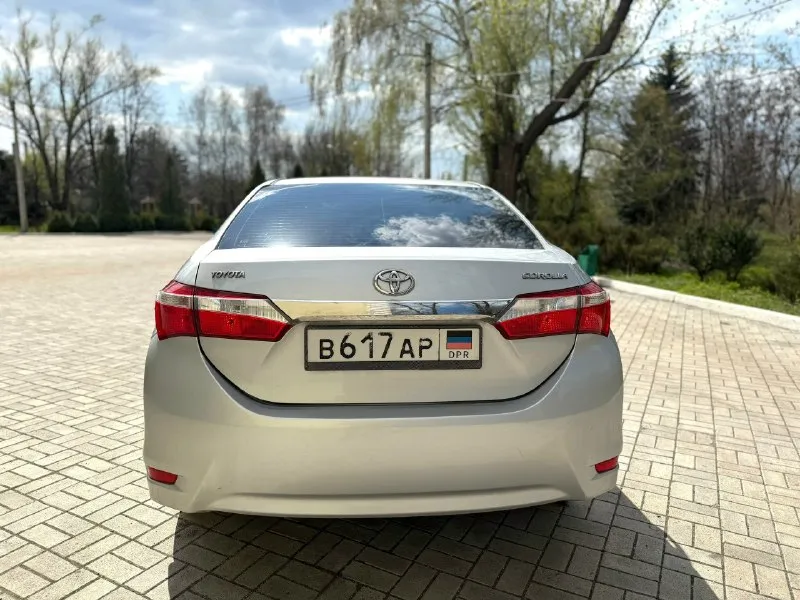 Срочно. toyota corolla xl 2013 г. в, единственный владелец с автосалона, продавать и показывать буду лично. покупалась по месту, есть все чеки, квитанции и сервисные книжки ещё тех времен. записан 29 ноября на оформление, будет на 180 регионе, если клиент найдётся ранее - поставлю сразу же на вас. двигатель - 1,3 л, бензин, мкпп. родной пробег - 255 тыс км. есть два комплекта хорошей резины, литые диски, вторые коврики и прочие. цена, 1.1 млн руб (с хорошим торгом) продажа по причине покупки нового кроссовера, губы не марафетил, всё как есть. находится в г макеевка, тел +79493318532, на номере есть «telegram», или же второй +79493318534 📞 звоните: +7(949)3318532 - фотография - 4