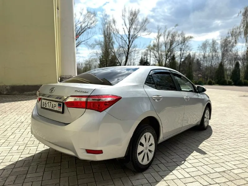 Срочно. toyota corolla xl 2013 г. в, единственный владелец с автосалона, продавать и показывать буду лично. покупалась по месту, есть все чеки, квитанции и сервисные книжки ещё тех времен. записан 29 ноября на оформление, будет на 180 регионе, если клиент найдётся ранее - поставлю сразу же на вас. двигатель - 1,3 л, бензин, мкпп. родной пробег - 255 тыс км. есть два комплекта хорошей резины, литые диски, вторые коврики и прочие. цена, 1.1 млн руб (с хорошим торгом) продажа по причине покупки нового кроссовера, губы не марафетил, всё как есть. находится в г макеевка, тел +79493318532, на номере есть «telegram», или же второй +79493318534 📞 звоните: +7(949)3318532 - фотография - 5