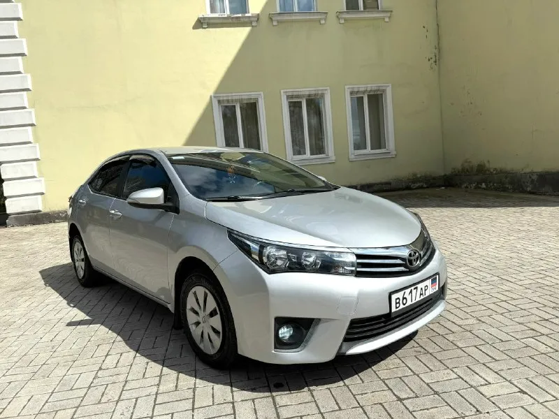 Срочно. toyota corolla xl 2013 г. в, единственный владелец с автосалона, продавать и показывать буду лично. покупалась по месту, есть все чеки, квитанции и сервисные книжки ещё тех времен. записан 29 ноября на оформление, будет на 180 регионе, если клиент найдётся ранее - поставлю сразу же на вас. двигатель - 1,3 л, бензин, мкпп. родной пробег - 255 тыс км. есть два комплекта хорошей резины, литые диски, вторые коврики и прочие. цена, 1.1 млн руб (с хорошим торгом) продажа по причине покупки нового кроссовера, губы не марафетил, всё как есть. находится в г макеевка, тел +79493318532, на номере есть «telegram», или же второй +79493318534 📞 звоните: +7(949)3318532 - фотография - 6