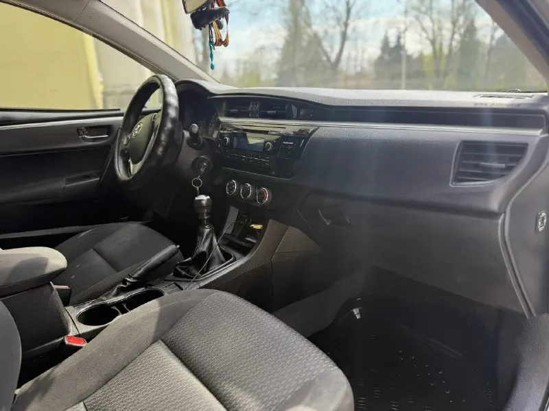 Срочно. toyota corolla xl 2013 г. в, единственный владелец с автосалона, продавать и показывать буду лично. покупалась по месту, есть все чеки, квитанции и сервисные книжки ещё тех времен. записан 29 ноября на оформление, будет на 180 регионе, если клиент найдётся ранее - поставлю сразу же на вас. двигатель - 1,3 л, бензин, мкпп. родной пробег - 255 тыс км. есть два комплекта хорошей резины, литые диски, вторые коврики и прочие. цена, 1.1 млн руб (с хорошим торгом) продажа по причине покупки нового кроссовера, губы не марафетил, всё как есть. находится в г макеевка, тел +79493318532, на номере есть «telegram», или же второй +79493318534 📞 звоните: +7(949)3318532 - фотография - 8