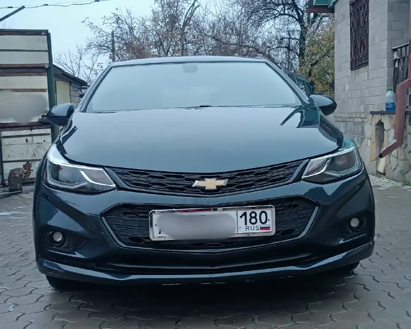 Продам chevrolet cruze lt 1.4 turbo ат 2018 года хэтчбек 🔥 пробег 80 000 тыс. км✅ 🔥комплектация lt: полноценный автомат 6 ступеней, старт-стоп с завода,2 ключа, бесключевой доступ на 4 двери, центральный замок, мультируль, круиз-контроль, сенсорная магнитола с завода, авто андроид(что очень удобно в дороге, встронные микрофоны над водительским сиденьем), датчики слепых зон, датчик света, камера заднего вида с помощником парковки, парктроники, кондиционер, электрорегулеровка зеркал, стеклоподъёмники, авто регулировка света и фар, дневные ходовые огни, электрорегулировка водительского сиденья, подогрев передних сидений. менялись свечи, фильтры, масло в двигателе. 🔥авто комфортное, мягко едет, ничего не тарахтит. ✅расход:6-7 литров. ✅расходники заменены 1 тыс назад. ✅продажа от собственника. 180 регион 😊осмотр г. макеевка ❗возможен обмен на кроссовер. 💸 цена : 1 080 000 тыс. рублей 📲 +7 949 522 36 10 📞 звоните: +7(949)5223610 - фотография - 2