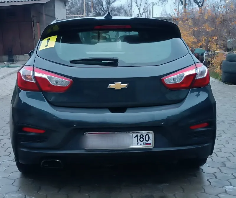 Продам chevrolet cruze lt 1.4 turbo ат 2018 года хэтчбек 🔥 пробег 80 000 тыс. км✅ 🔥комплектация lt: полноценный автомат 6 ступеней, старт-стоп с завода,2 ключа, бесключевой доступ на 4 двери, центральный замок, мультируль, круиз-контроль, сенсорная магнитола с завода, авто андроид(что очень удобно в дороге, встронные микрофоны над водительским сиденьем), датчики слепых зон, датчик света, камера заднего вида с помощником парковки, парктроники, кондиционер, электрорегулеровка зеркал, стеклоподъёмники, авто регулировка света и фар, дневные ходовые огни, электрорегулировка водительского сиденья, подогрев передних сидений. менялись свечи, фильтры, масло в двигателе. 🔥авто комфортное, мягко едет, ничего не тарахтит. ✅расход:6-7 литров. ✅расходники заменены 1 тыс назад. ✅продажа от собственника. 180 регион 😊осмотр г. макеевка ❗возможен обмен на кроссовер. 💸 цена : 1 080 000 тыс. рублей 📲 +7 949 522 36 10 📞 звоните: +7(949)5223610 - фотография - 3