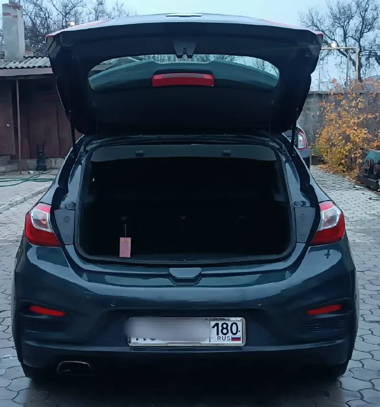 Продам chevrolet cruze lt 1.4 turbo ат 2018 года хэтчбек 🔥 пробег 80 000 тыс. км✅ 🔥комплектация lt: полноценный автомат 6 ступеней, старт-стоп с завода,2 ключа, бесключевой доступ на 4 двери, центральный замок, мультируль, круиз-контроль, сенсорная магнитола с завода, авто андроид(что очень удобно в дороге, встронные микрофоны над водительским сиденьем), датчики слепых зон, датчик света, камера заднего вида с помощником парковки, парктроники, кондиционер, электрорегулеровка зеркал, стеклоподъёмники, авто регулировка света и фар, дневные ходовые огни, электрорегулировка водительского сиденья, подогрев передних сидений. менялись свечи, фильтры, масло в двигателе. 🔥авто комфортное, мягко едет, ничего не тарахтит. ✅расход:6-7 литров. ✅расходники заменены 1 тыс назад. ✅продажа от собственника. 180 регион 😊осмотр г. макеевка ❗возможен обмен на кроссовер. 💸 цена : 1 080 000 тыс. рублей 📲 +7 949 522 36 10 📞 звоните: +7(949)5223610 - фотография - 4