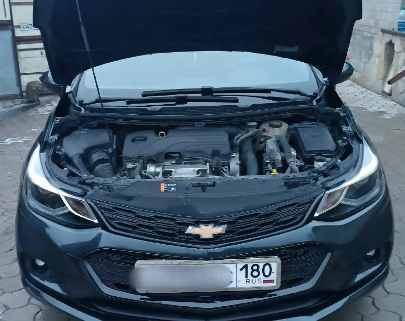 Продам chevrolet cruze lt 1.4 turbo ат 2018 года хэтчбек 🔥 пробег 80 000 тыс. км✅ 🔥комплектация lt: полноценный автомат 6 ступеней, старт-стоп с завода,2 ключа, бесключевой доступ на 4 двери, центральный замок, мультируль, круиз-контроль, сенсорная магнитола с завода, авто андроид(что очень удобно в дороге, встронные микрофоны над водительским сиденьем), датчики слепых зон, датчик света, камера заднего вида с помощником парковки, парктроники, кондиционер, электрорегулеровка зеркал, стеклоподъёмники, авто регулировка света и фар, дневные ходовые огни, электрорегулировка водительского сиденья, подогрев передних сидений. менялись свечи, фильтры, масло в двигателе. 🔥авто комфортное, мягко едет, ничего не тарахтит. ✅расход:6-7 литров. ✅расходники заменены 1 тыс назад. ✅продажа от собственника. 180 регион 😊осмотр г. макеевка ❗возможен обмен на кроссовер. 💸 цена : 1 080 000 тыс. рублей 📲 +7 949 522 36 10 📞 звоните: +7(949)5223610 - фотография - 5