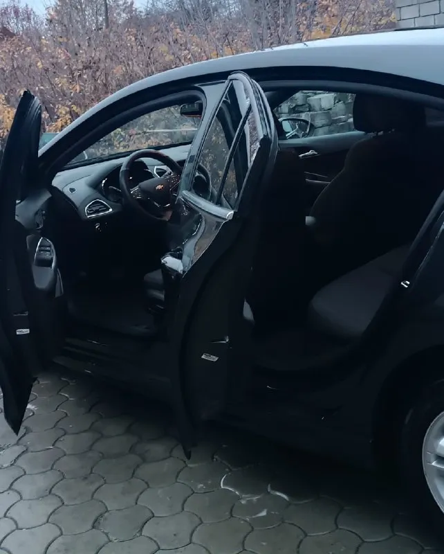 Продам chevrolet cruze lt 1.4 turbo ат 2018 года хэтчбек 🔥 пробег 80 000 тыс. км✅ 🔥комплектация lt: полноценный автомат 6 ступеней, старт-стоп с завода,2 ключа, бесключевой доступ на 4 двери, центральный замок, мультируль, круиз-контроль, сенсорная магнитола с завода, авто андроид(что очень удобно в дороге, встронные микрофоны над водительским сиденьем), датчики слепых зон, датчик света, камера заднего вида с помощником парковки, парктроники, кондиционер, электрорегулеровка зеркал, стеклоподъёмники, авто регулировка света и фар, дневные ходовые огни, электрорегулировка водительского сиденья, подогрев передних сидений. менялись свечи, фильтры, масло в двигателе. 🔥авто комфортное, мягко едет, ничего не тарахтит. ✅расход:6-7 литров. ✅расходники заменены 1 тыс назад. ✅продажа от собственника. 180 регион 😊осмотр г. макеевка ❗возможен обмен на кроссовер. 💸 цена : 1 080 000 тыс. рублей 📲 +7 949 522 36 10 📞 звоните: +7(949)5223610 - фотография - 6