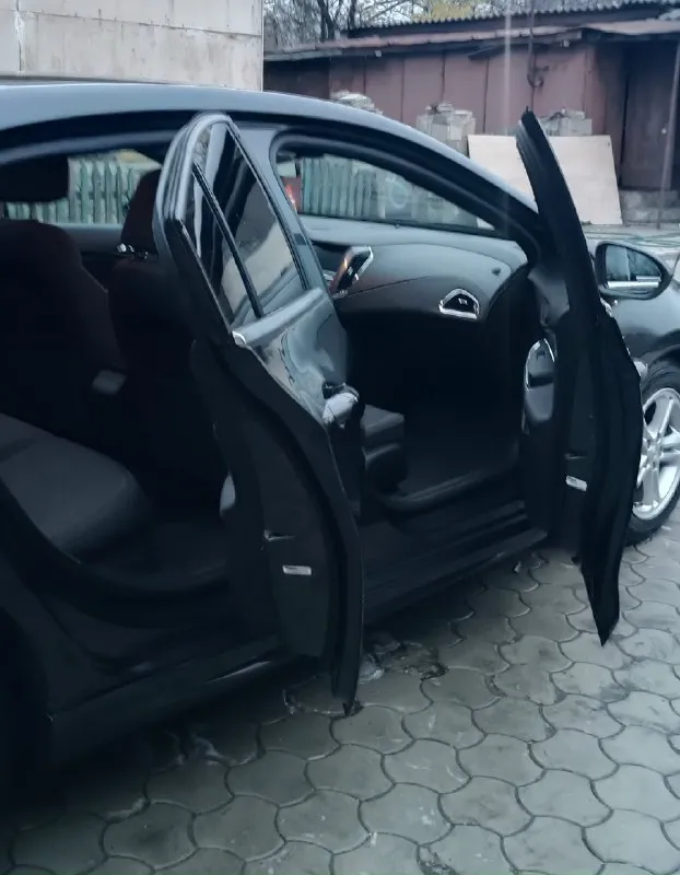 Продам chevrolet cruze lt 1.4 turbo ат 2018 года хэтчбек 🔥 пробег 80 000 тыс. км✅ 🔥комплектация lt: полноценный автомат 6 ступеней, старт-стоп с завода,2 ключа, бесключевой доступ на 4 двери, центральный замок, мультируль, круиз-контроль, сенсорная магнитола с завода, авто андроид(что очень удобно в дороге, встронные микрофоны над водительским сиденьем), датчики слепых зон, датчик света, камера заднего вида с помощником парковки, парктроники, кондиционер, электрорегулеровка зеркал, стеклоподъёмники, авто регулировка света и фар, дневные ходовые огни, электрорегулировка водительского сиденья, подогрев передних сидений. менялись свечи, фильтры, масло в двигателе. 🔥авто комфортное, мягко едет, ничего не тарахтит. ✅расход:6-7 литров. ✅расходники заменены 1 тыс назад. ✅продажа от собственника. 180 регион 😊осмотр г. макеевка ❗возможен обмен на кроссовер. 💸 цена : 1 080 000 тыс. рублей 📲 +7 949 522 36 10 📞 звоните: +7(949)5223610 - фотография - 7